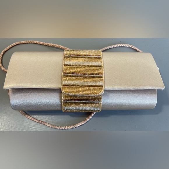 BEAUTIFUL SATIN BEADED CLUTCH/CROSSBODY “48 STRAP CAN BE TUCKED INSIDE - Picture 6 of 15